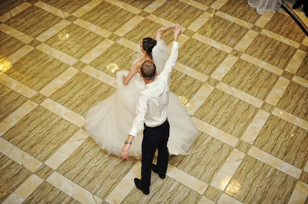 Primeira dança de casamento na restauraunt — Fotografia de Stock