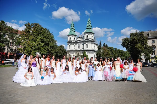 Parade of brides — Stock Photo, Image