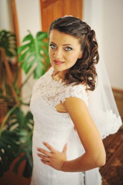 Bride posed at her morning wedding day