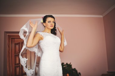 Bride posed at her morning wedding day