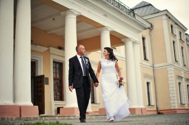 Kalenin avlusunda yetişkin çift düğün 