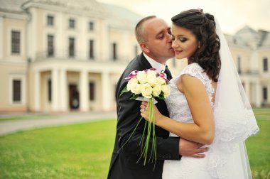 Kalenin avlusunda yetişkin çift düğün 