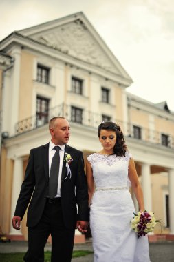 Kalenin avlusunda yetişkin çift düğün 