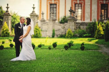 Kalenin avlusunda yetişkin çift düğün 