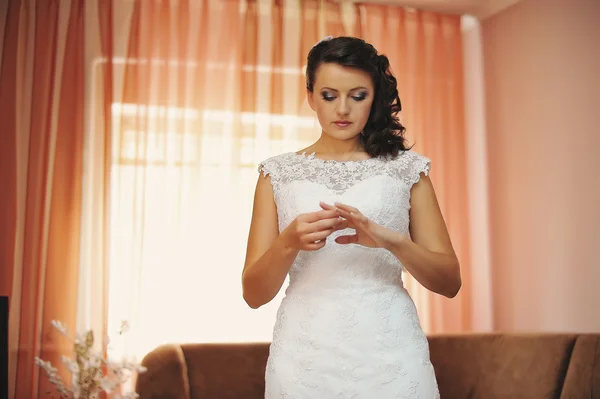 Bride posed at her morning wedding day — Stock Photo, Image