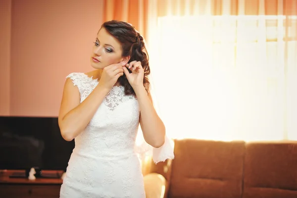 Bride posed at her morning wedding day — Stockfoto