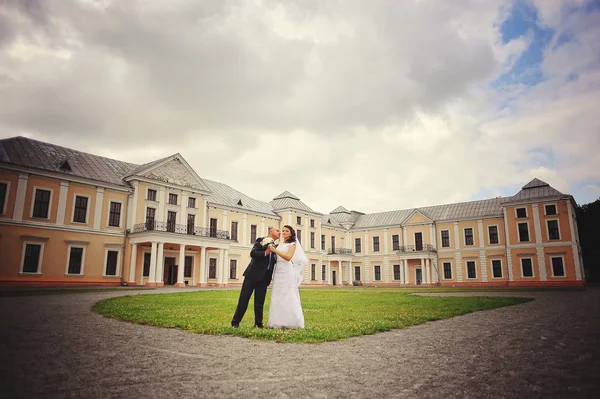 Bruiloft volwassen paar in de binnenplaats van het kasteel — Stockfoto