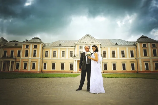 Свадьба взрослой пары во дворе замка перед sto — стоковое фото