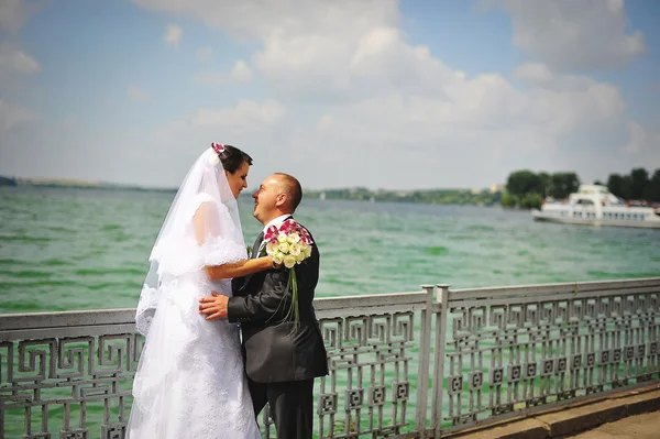 Matrimonio coppia adulta al lago blu — Foto Stock