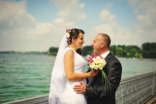 Matrimonio coppia adulta al lago blu — Foto Stock