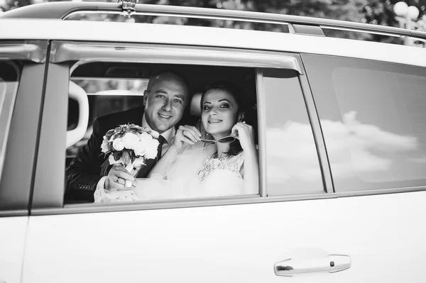 Juste marié à la voiture de mariage regardé par la fenêtre — Photo