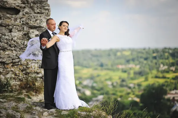 Wedding  adult couple at the scenic landscape — Stockfoto