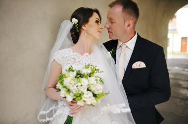 mutlu çift düğün baktı birbirlerine yakın çekim