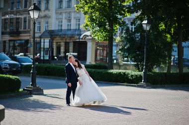 Düğün çifti ve antika fener