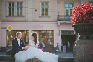 arka plan eski şehir üzerinde oturan Düğün çifti