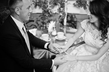 Sadece kahvehane kırmızı masada oturan evli