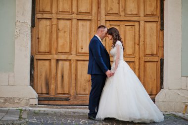 Düğün çift üzerinde arka plan ahşap kapı