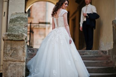 damat ve gelin merdivenlerde evin tonnel ile