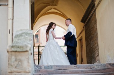 damat ve gelin merdivenlerde evin tonnel ile