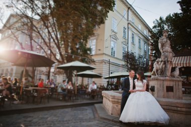 iki anıt çeşme yakınındaki yürüyor