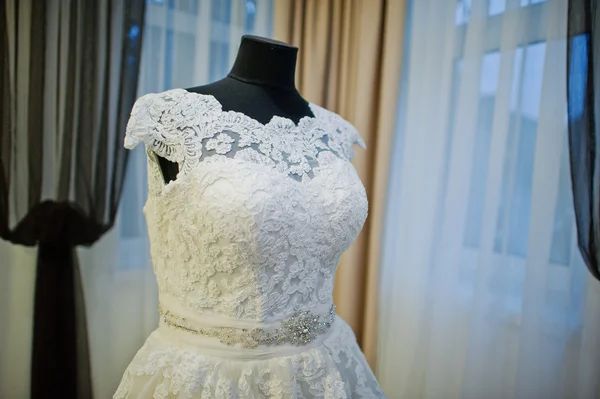 Bianco abito da sposa chic sul manichino — Foto Stock