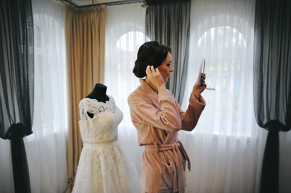 Young brunette bride looked at the mirror — ストック写真