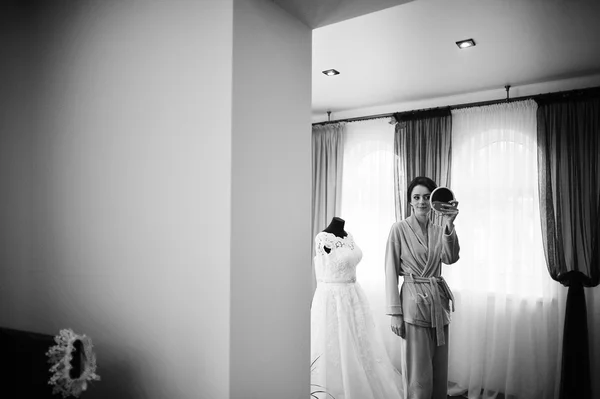 Young brunette bride looked at the mirror — ストック写真