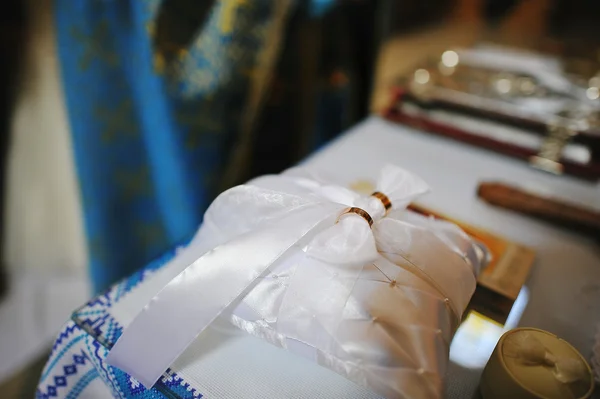 Wedding rings on church ceremony — Stockfoto