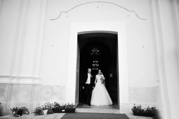 Frisch aus der Kirche geheiratet — Stockfoto