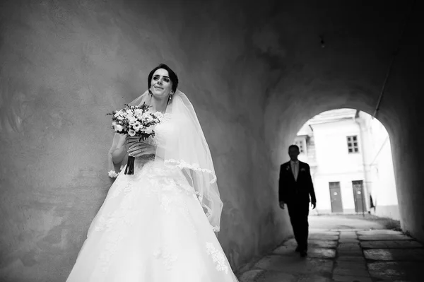 Casamento de casal no túnel — Fotografia de Stock