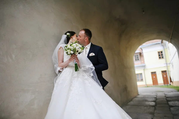 在隧道的夫妇婚礼 — 图库照片