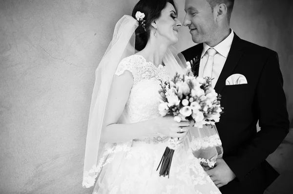 Gelukkig huwelijk paar keek elkaar close-up — Stockfoto