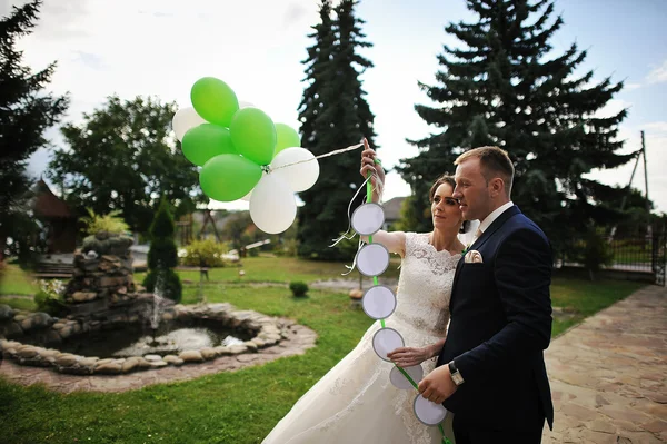 Lyckliga brudparet med ballonger — Stockfoto