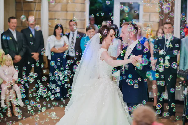 Erster Hochzeitstanz auf Blasen — Stockfoto