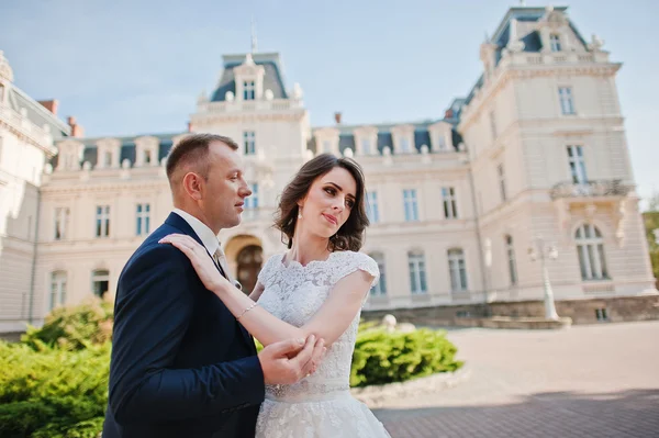Bröllopsparet på bakgrund av stora historiska palace — Stockfoto