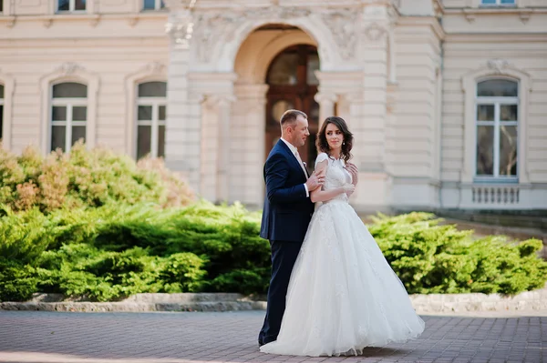Bröllopsparet på bakgrund av stora historiska palace — Stockfoto