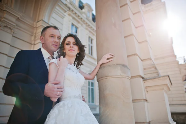 Matrimonio coppia sullo sfondo del grande palazzo storico — Foto Stock