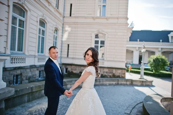 Casamento casal no fundo do grande palácio histórico — Fotografia de Stock