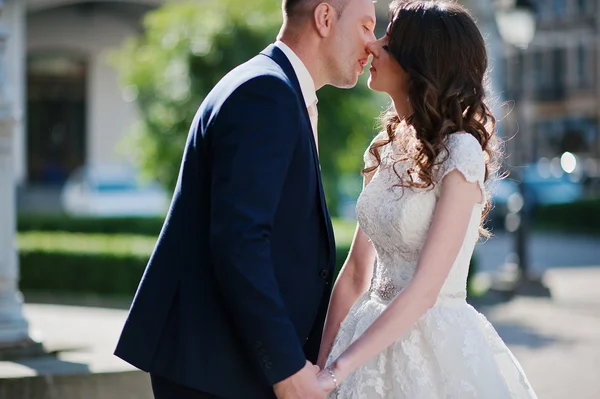 Retrato de casamento casal de perto — Fotografia de Stock