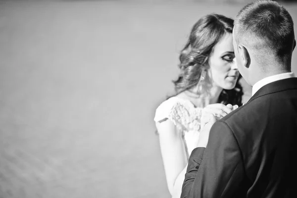 B & W close up retrato de casamento casal — Fotografia de Stock