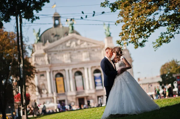 Couple de mariage au coucher du soleil sur fond d'opéra — Photo