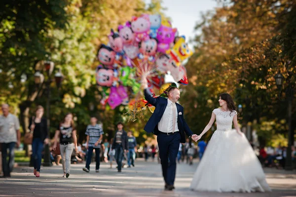 風船で楽しい結婚式のカップルを実行します。 — ストック写真