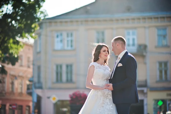 Jeune couple de mariage au coucher du soleil de la ville — Photo