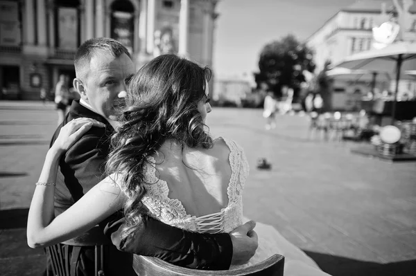 Walking couple sitting near fountain — Stock Photo, Image