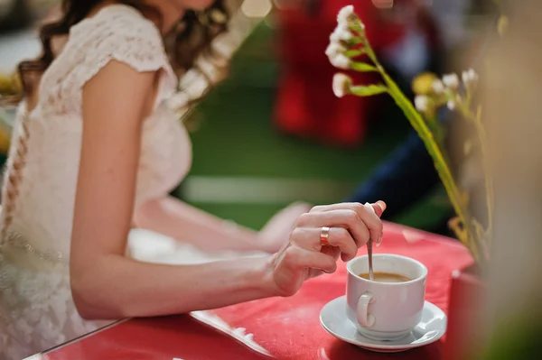 Невеста и кофе — стоковое фото