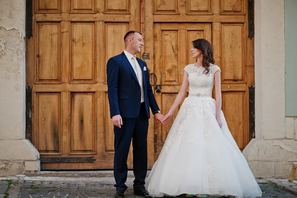 Свадебная пара на заднем плане деревянные ворота — стоковое фото