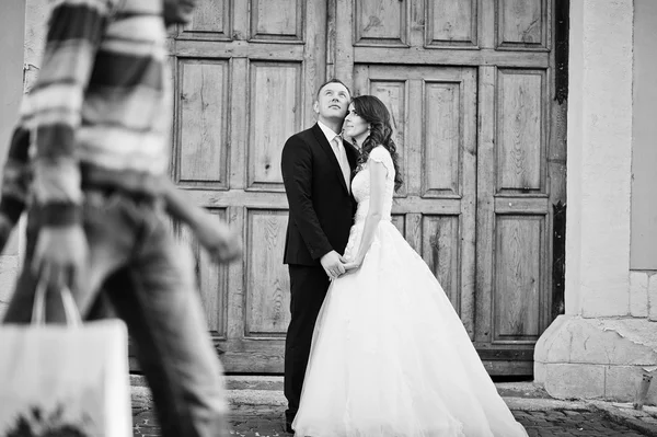 Pareja de boda sobre fondo puertas de madera —  Fotos de Stock