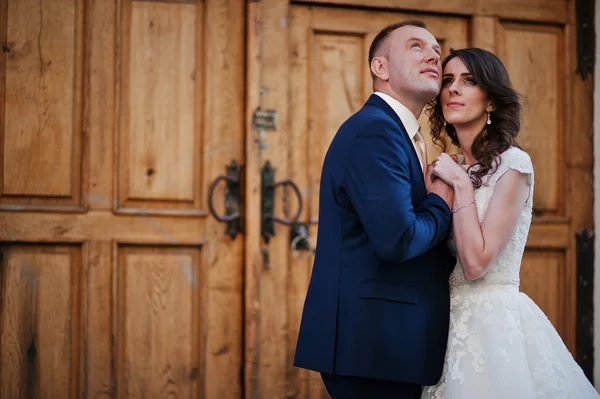 Casamento casal no fundo portões de madeira — Fotografia de Stock