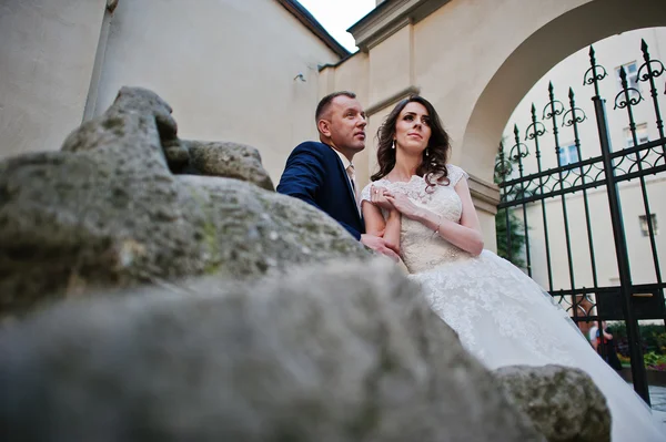 Para nowożeńców na kamień — Zdjęcie stockowe