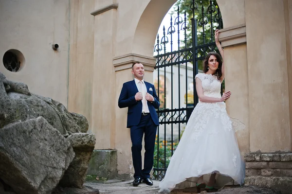 Casal recém-casados em pedra — Fotografia de Stock